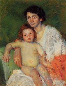 Bebé desnudo en el regazo de su madre descansando su brazo en el respaldo de la silla madres hijos Mary Cassatt Pinturas al óleo